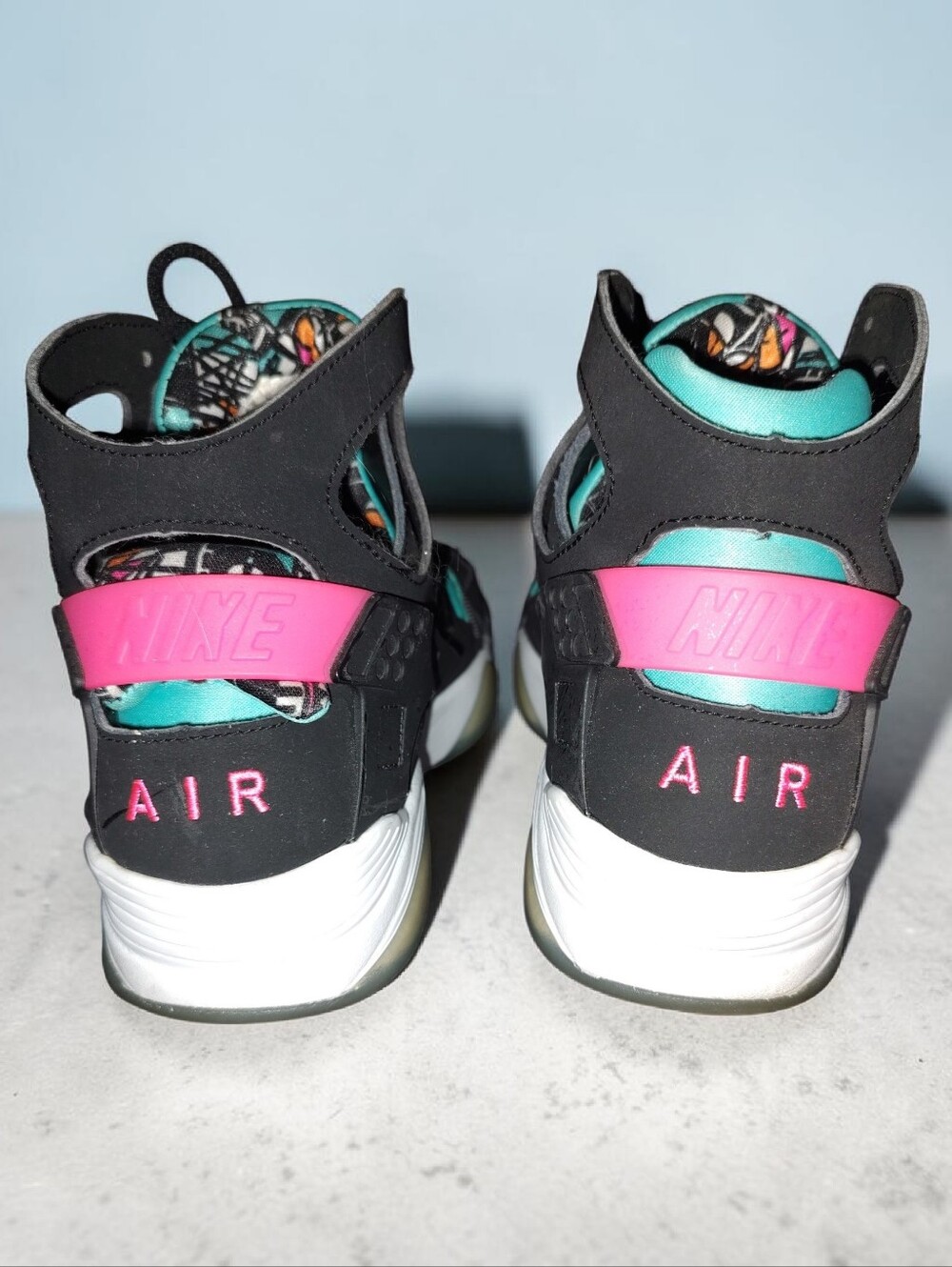 Black High-Top AIR HUARACHE by NIKE Teal & Pink Accents SZ 9.5
